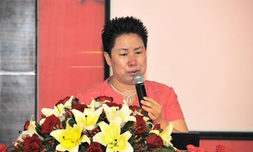 找成龙代言后，霸王洗发水怎么样了？创始夫妻内斗大闹香港