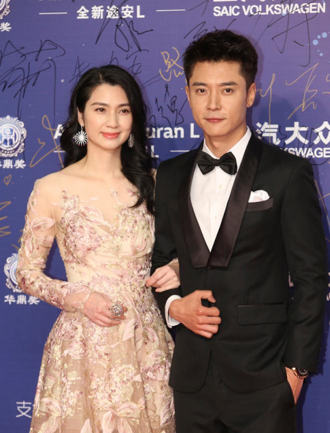 46岁洪欣惊艳的发型,48岁洪欣真勇敢素颜走机场显憔悴