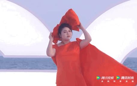 gq盛典蔡徐坤迪丽热巴内场 (gq盛典迪丽热巴蔡徐坤同框)