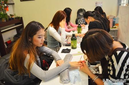 开美甲店一个月收2000万,女孩子开美甲店利润