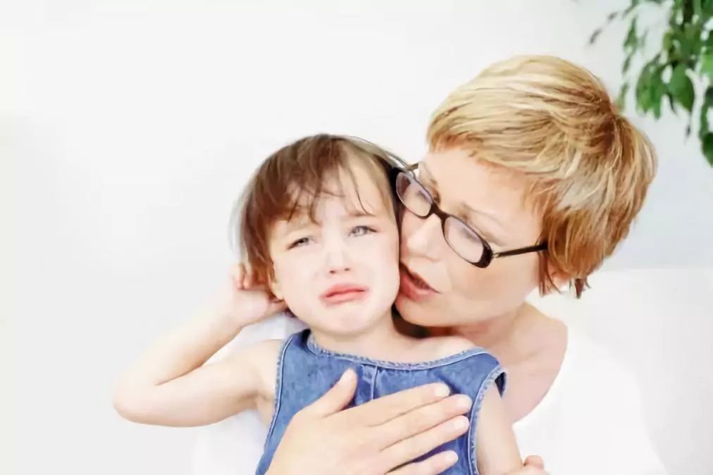 宝宝被烫伤妈妈安慰哭了,小孩被烫伤妈妈怎么办