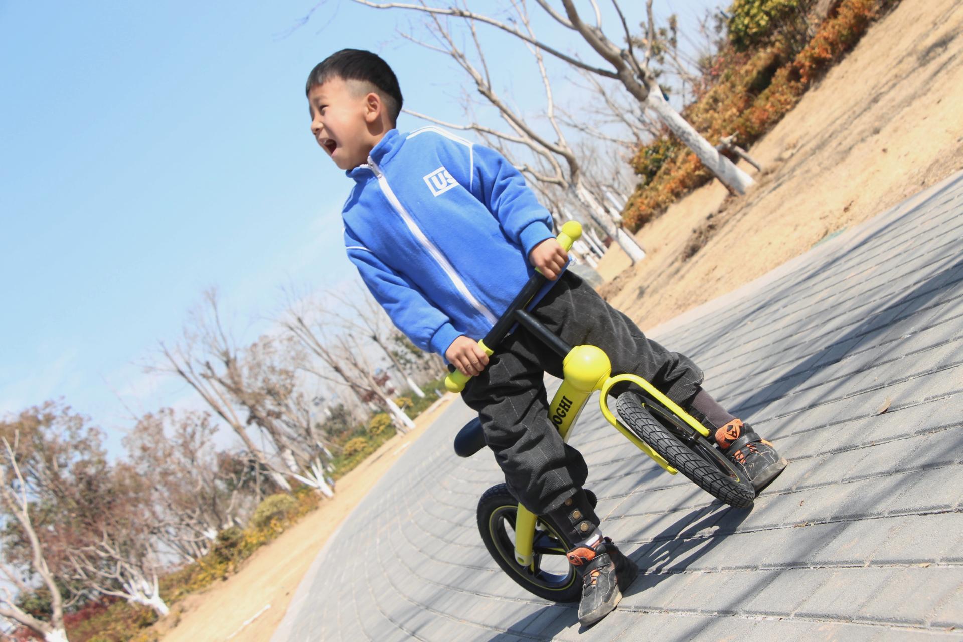 萌娃骑平衡车的视频,萌娃运动平衡车