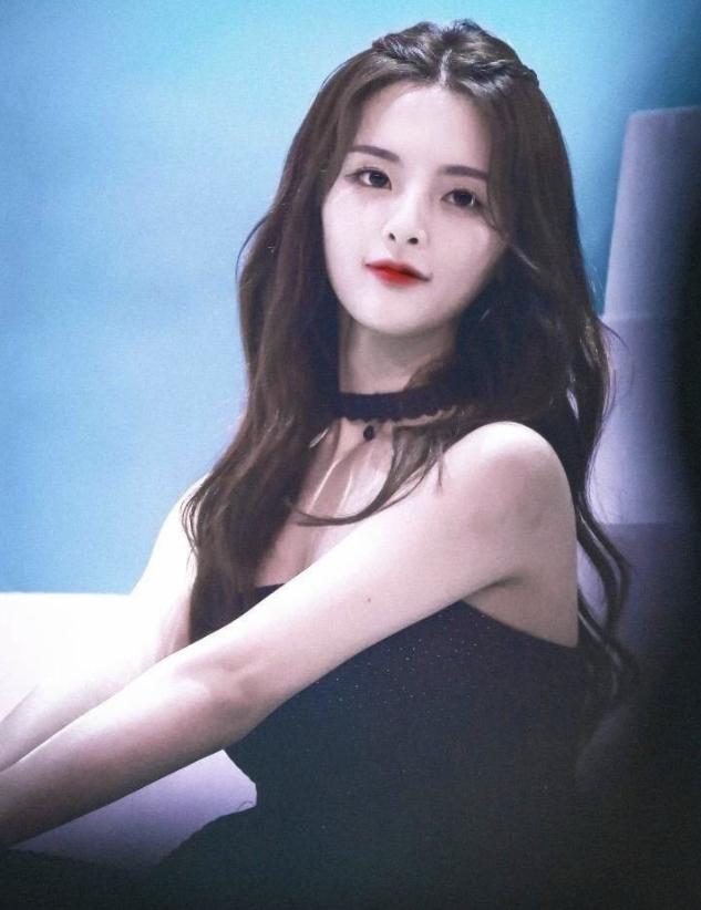 6张杨超越的照片中混进1张宋祖儿的照片，3秒能认出都是真爱粉