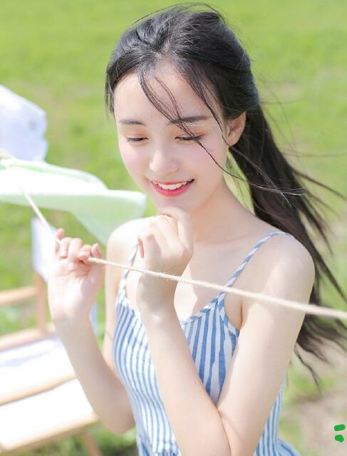 上联：随风漫步走，佳人飘逸似春柳。下联：？请友赐联