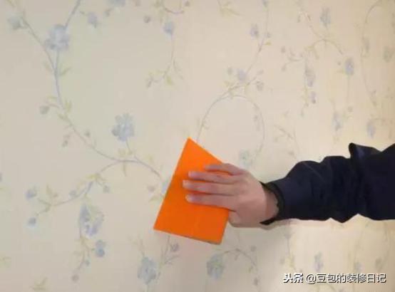 墙纸大面积翘开了怎么修补啊,又厚又硬的墙纸翘边用什么胶水