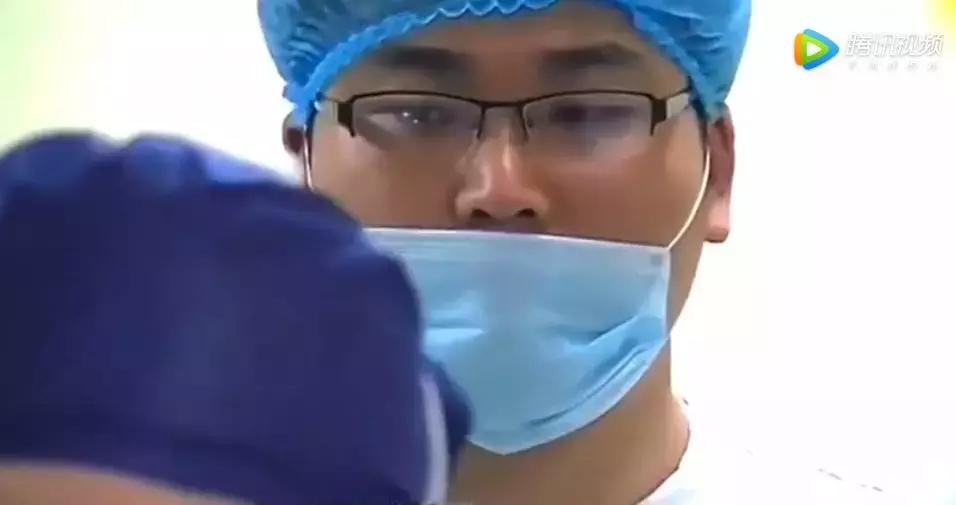 4分钟顺产视频曝光，丈夫的反应让人沉默：女人是在用命生孩子