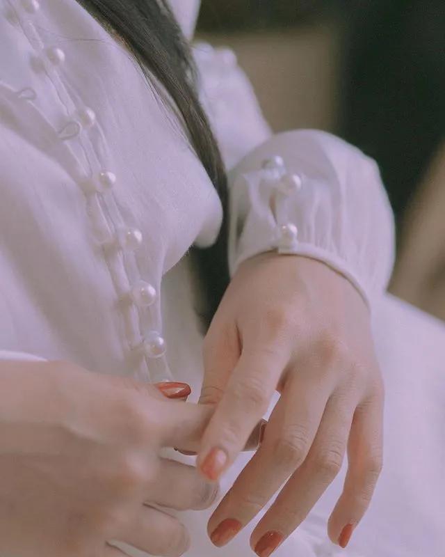 T恤穿腻了?想要时髦又遮肉,春夏白衬衫应该这么洗和这样穿