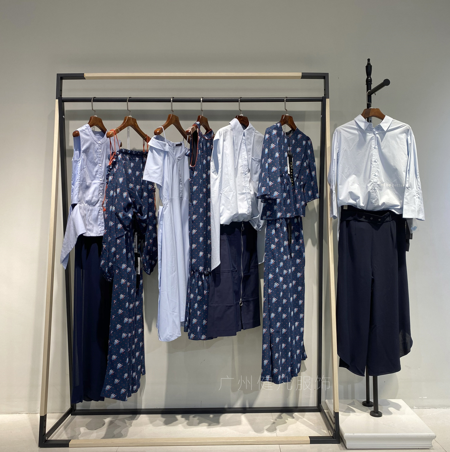 品牌折扣尾货女装批发免费铺货,杭州尾货杂款女装批发一手货源