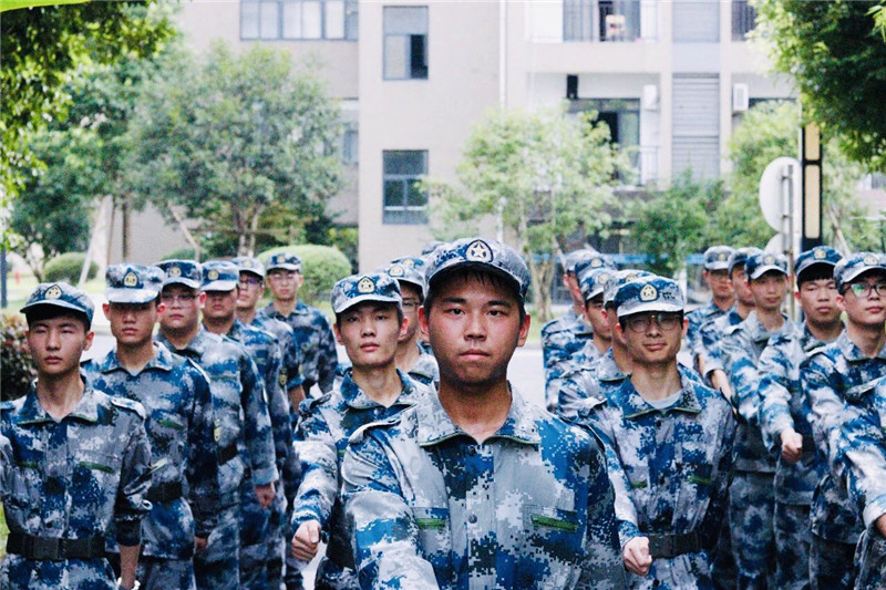 励志00后小伙为参军半年减重70斤,小伙为参军1年减重112斤