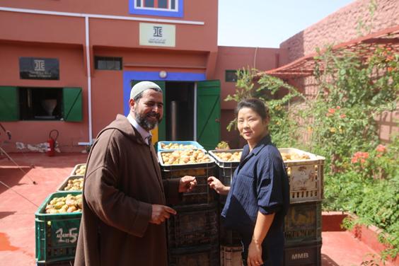 她去了100多个国家游玩，结果玩着玩着变成亿万富翁