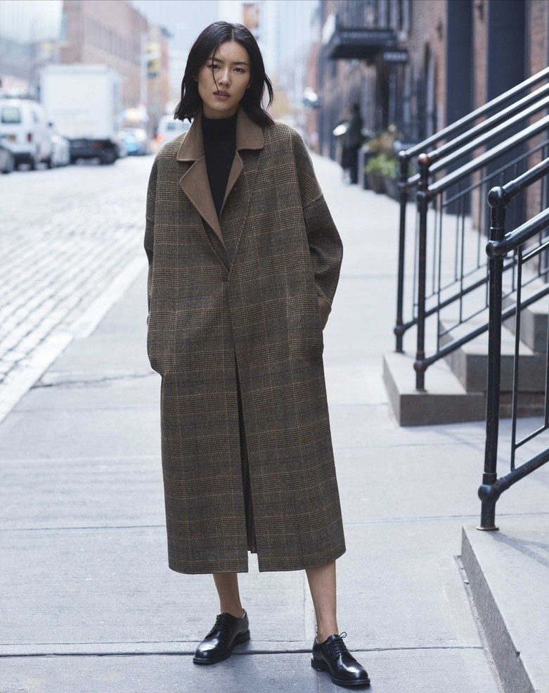 冬季格纹大衣穿搭攻略经典又好看,冬季格子大衣怎么搭配卫衣女