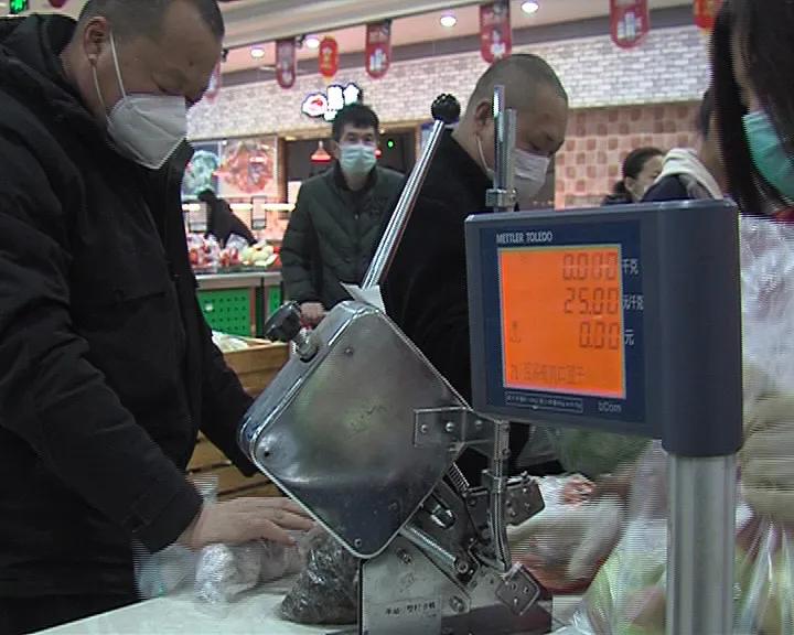 记者暗访居民小区疫情防控工作,采访路人对防疫的看法