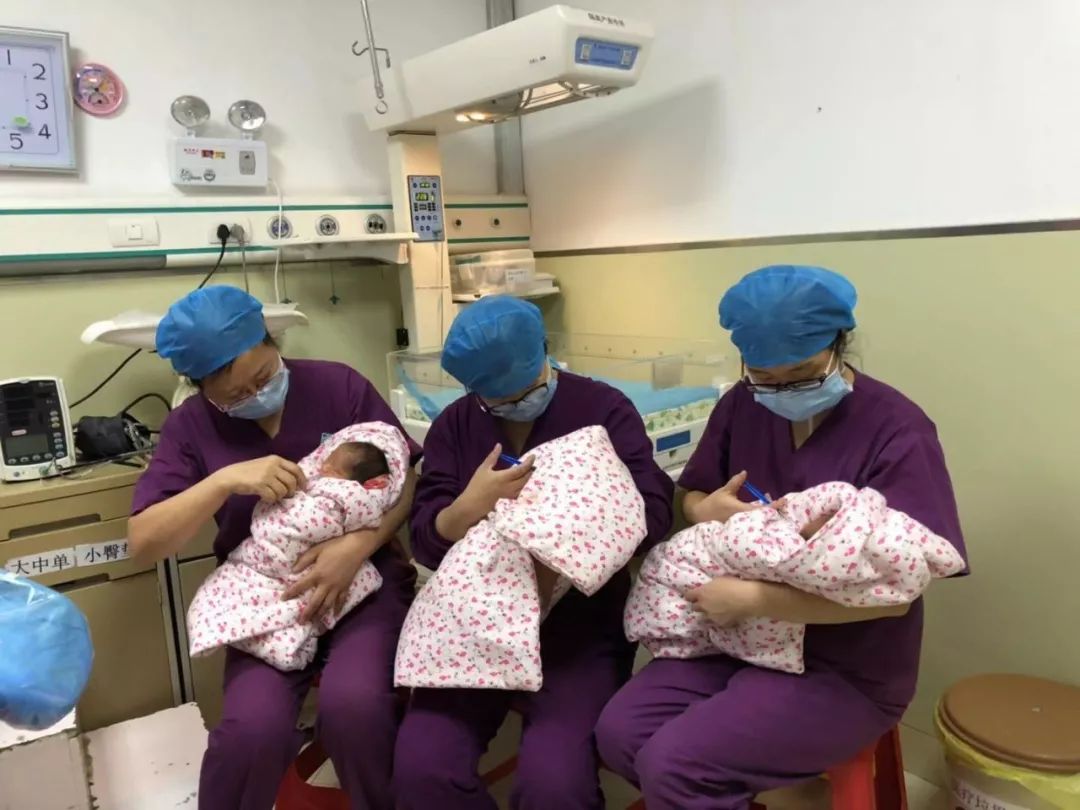 医生直接在医院生下三胞胎,三胞胎顺产惨剧