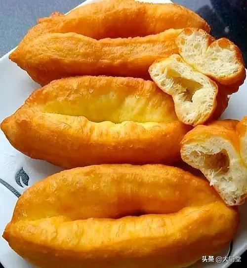 面粉怎么做油条不用鸡蛋和酵母粉,一碗面一个鸡蛋教你在家做油条