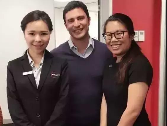 华人在澳洲被辱骂,澳大利亚一群青年当街袭击亚裔