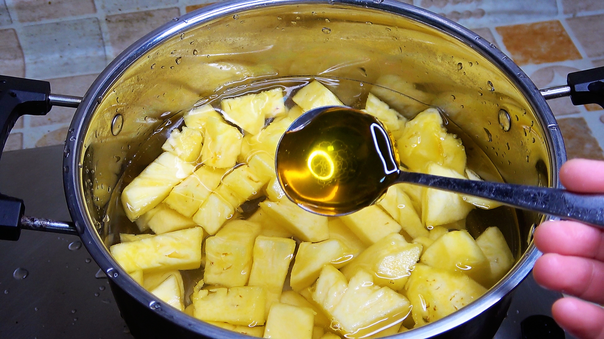 菠萝为什么要用盐水泡一下才好吃,菠萝直接用盐水泡多久好吃