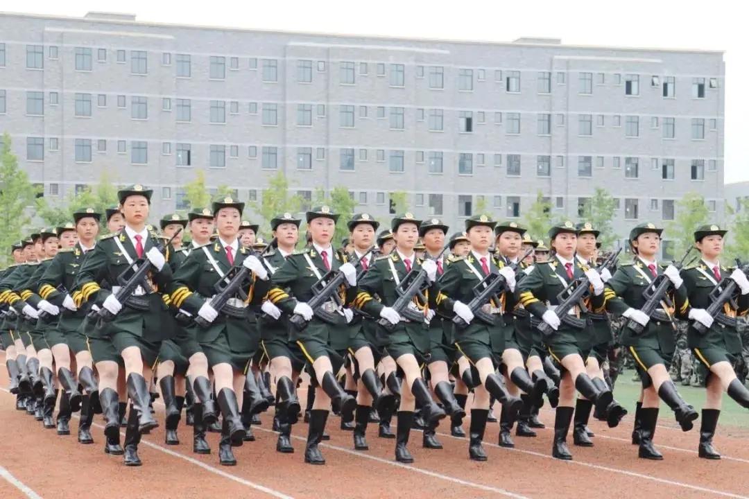 军训完了拍一张照纪念一下,军训完给学生的礼物