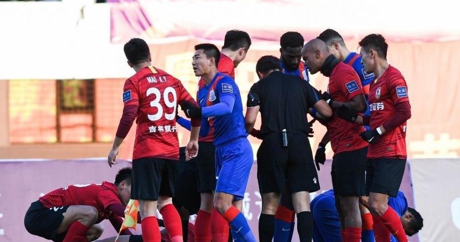 一场足球比赛三个黄牌,一场足球比赛三张红牌