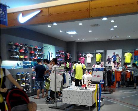 耐克将一副好牌“打稀烂”？降至5折遭疯抢，网友：骨气呢？