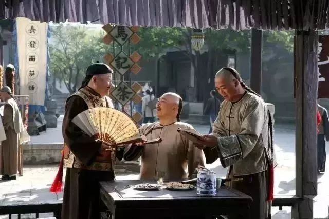 倒茶为什么要在桌子上敲两下呢,别人给你倒茶为什么要敲三下桌子