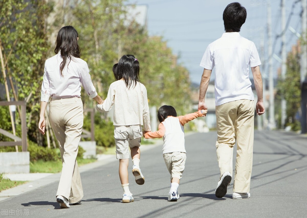 青春期父母与孩子出现代沟,帮助孩子正确面对青春期