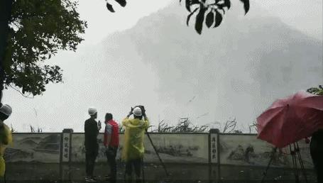 9孔全开水库泄洪,9孔全开