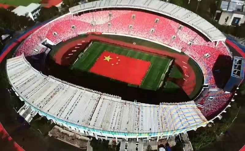 恒大主场万人高唱歌唱祖国为国庆献礼巨大*旗国**飘扬引爆爱国热情