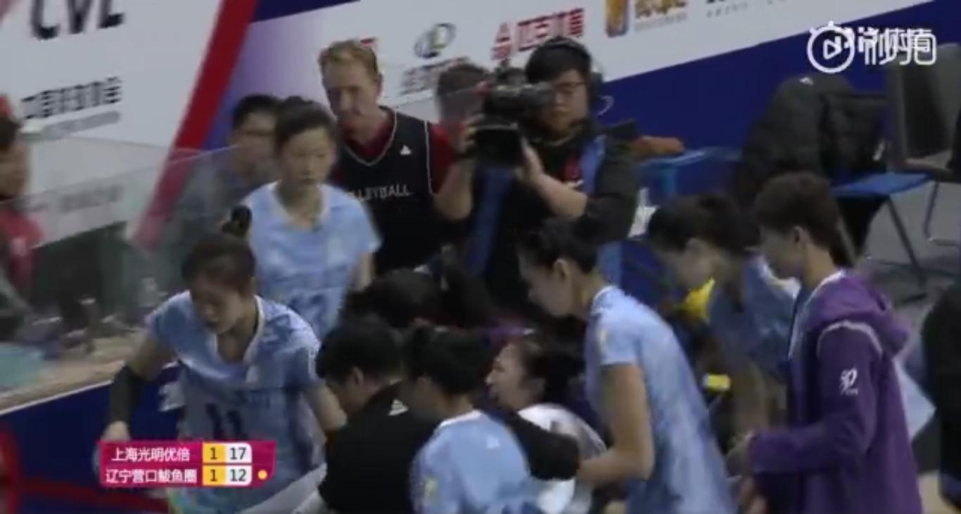 丁霞受伤视频疼哭,丁霞崴脚疼哭哪一场