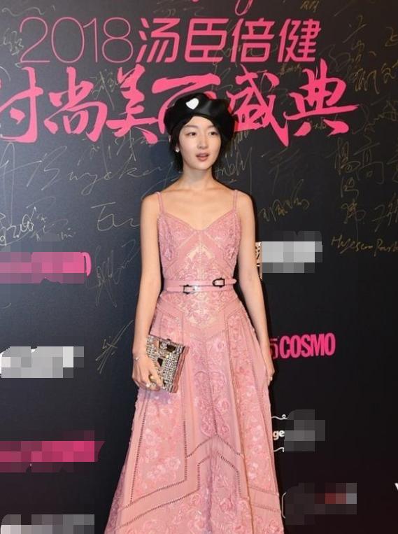 周冬雨冰蓝蝴蝶抹胸裙高定,周冬雨黑色露腰长裙解析