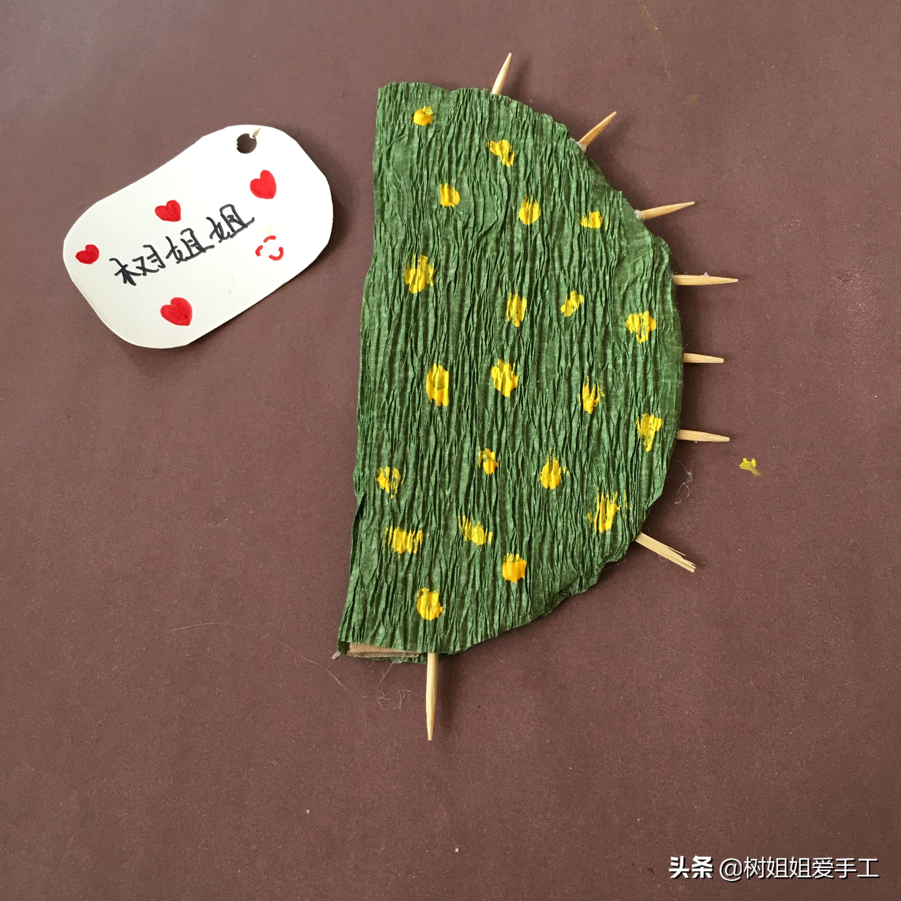 利用废酒瓶做的盆景,用废弃的缸做盆景