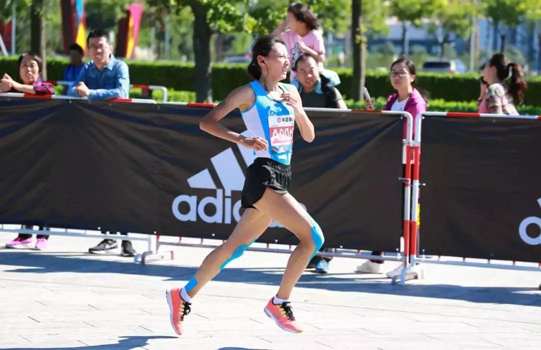 这个女生厉害了，用平均3分30秒的配速跑完上马