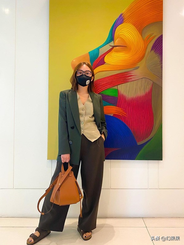 明星紧身牛仔裤的搭配,明星宽松裤子搭配