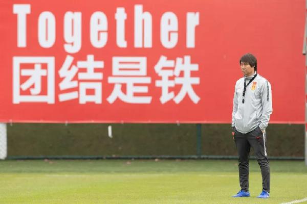 国足后卫防守为何背手,国足防守为什么老是背着手