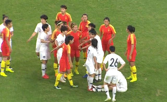 韩国球员挑衅王霜,中国女足憾平韩国王霜伤退