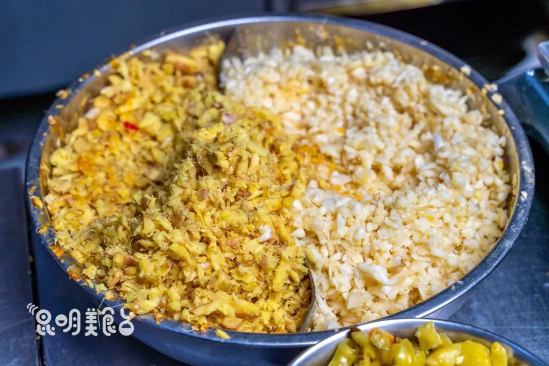 昆明每天卖的最好的美食,昆明每天卖几百桌的街边美食