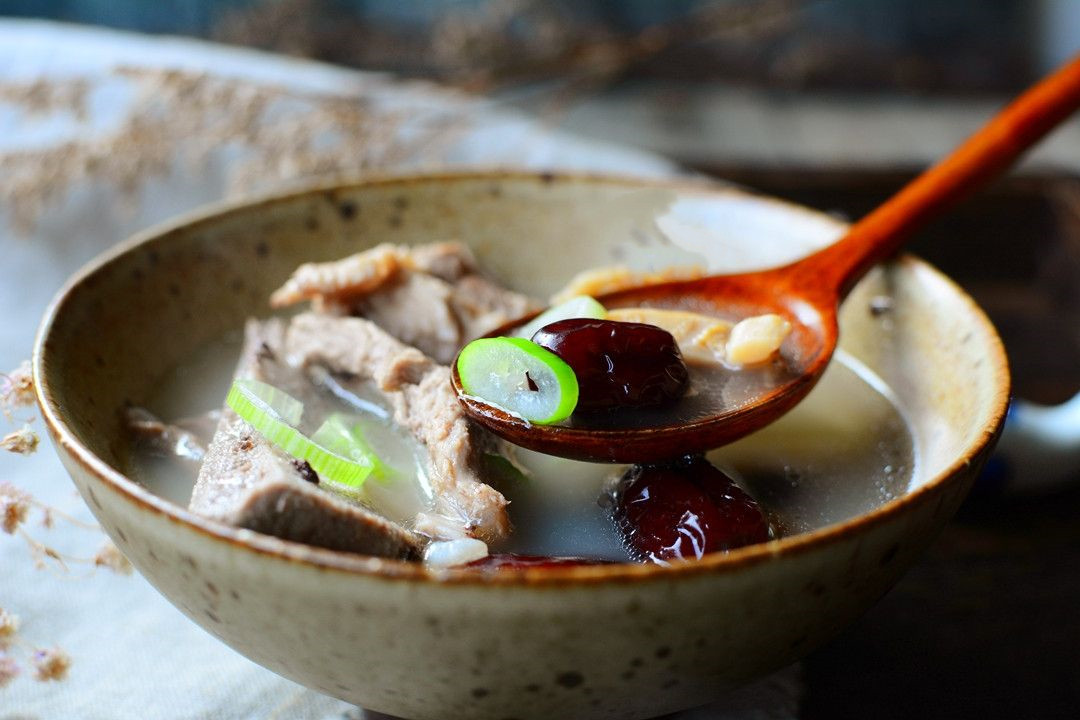 猪骨头墨鱼炖萝卜,墨鱼排骨萝卜可以一起炖吗