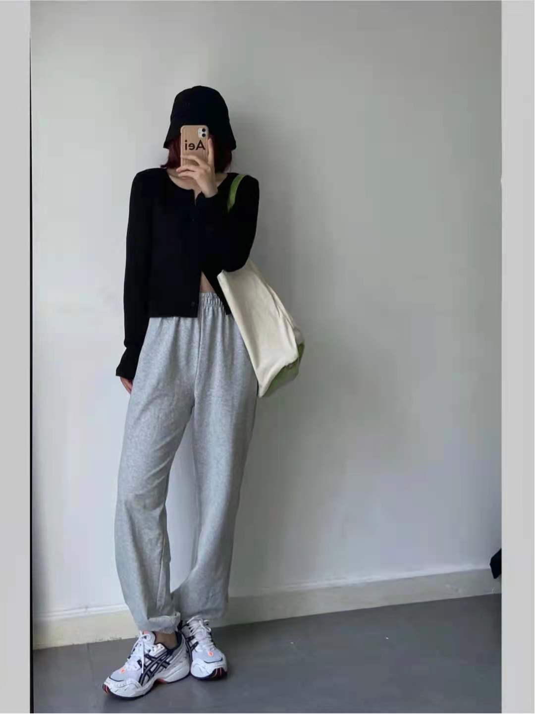 黑色上衣配什么颜色的裤子,黑色上衣配什么颜色的裤子更合适