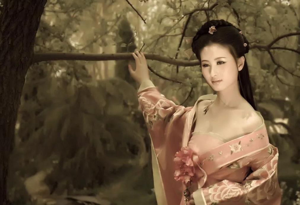 自古红颜多薄命,15岁嫁给姐夫当上皇后,最后却成为别人玩物!