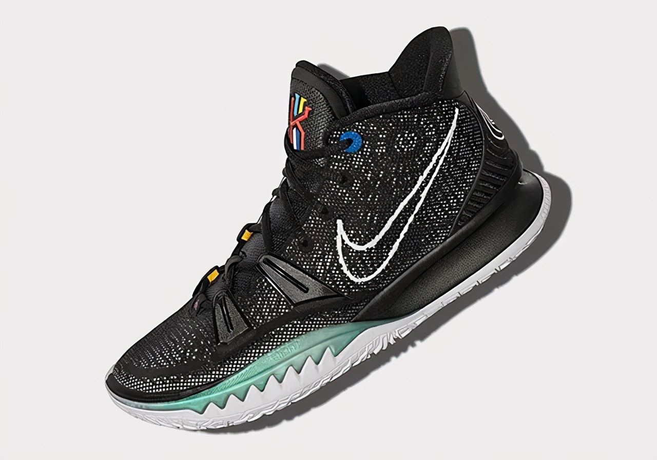 欧文穿欧文7打球图片,nba上脚欧文7紫黄破晓