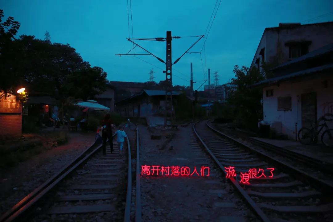 向对面出租屋射了一箭：80后妈妈王莹在城中村的实验艺术