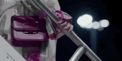 孙艺珍机场同款包,爱的迫降孙艺珍倒了杯水吗