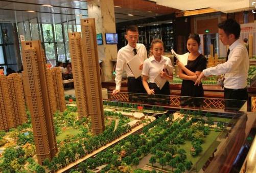 买房是直接去售楼部还是找中介呢,买房直接去售楼部还是找中介跟团