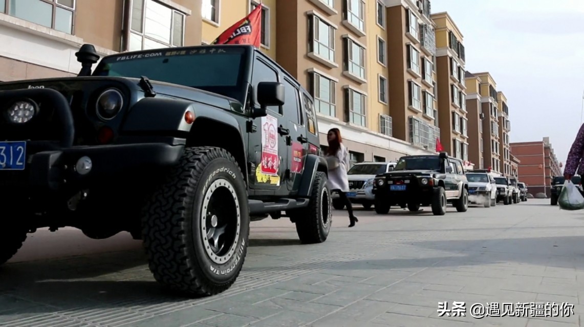 塔克拉玛干沙漠篝火晚会,六轮越野车穿越无人区