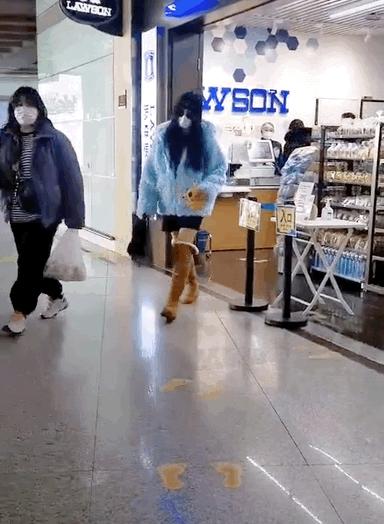 范冰冰现身机场穿牛仔裤,范冰冰穿羽绒服机场秀