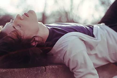 男人为什么愿意给有钱的女人花钱,男人哭穷舍不得给情人花钱