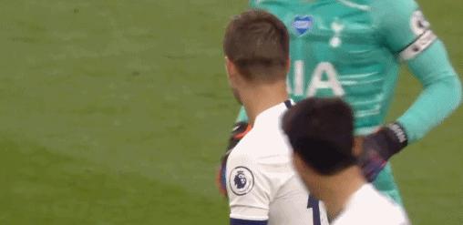 孙兴慜在比赛中被对方无端攻击,孙兴慜被国足犯规