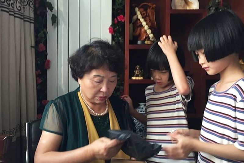 60岁盛海琳高龄产妇生下双胞胎,60岁生双胞胎的盛海琳丈夫离世