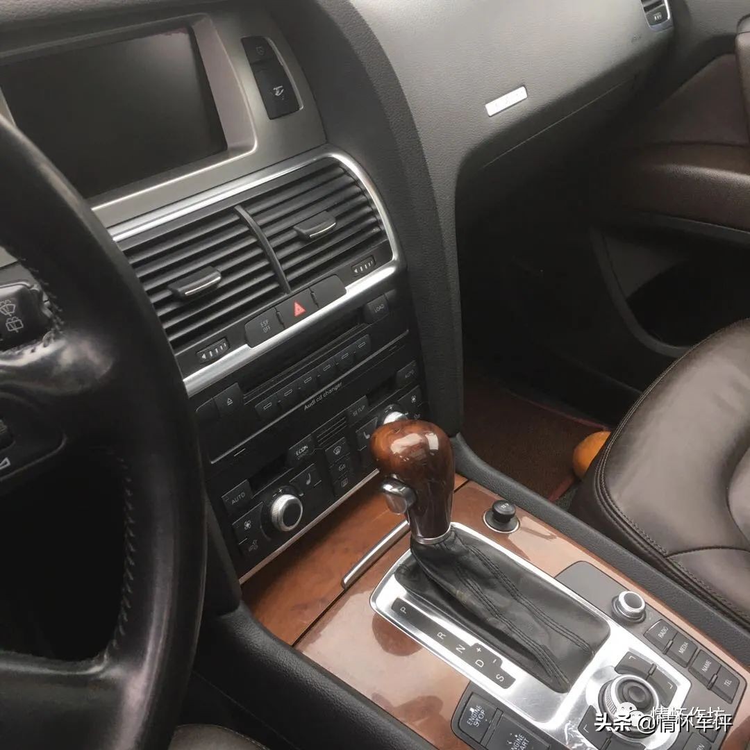 小伙买了一辆奥迪回村,小伙买了台7w的奥迪a7