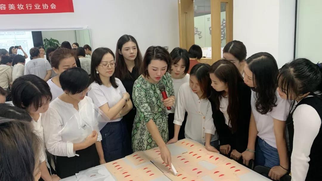 唇色偏紫怎么调配纹唇,唇色发乌怎么改善