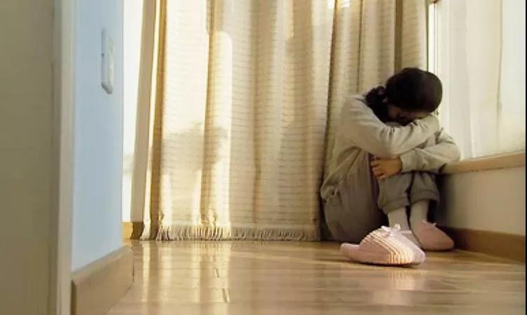 “衣不蔽体，引发海啸”？女德班竟将目标朝向00后，家长要警惕